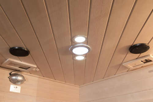 LED osvětlení, reproduktory a ionizátor instalovaný do stropu sauny